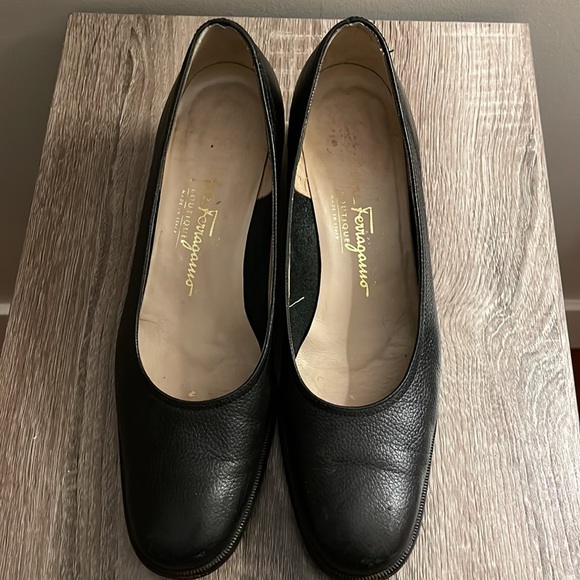 SALVATORE FERRAGAMO // black leather block heel pumps (8 ) - Picture 2 of 4